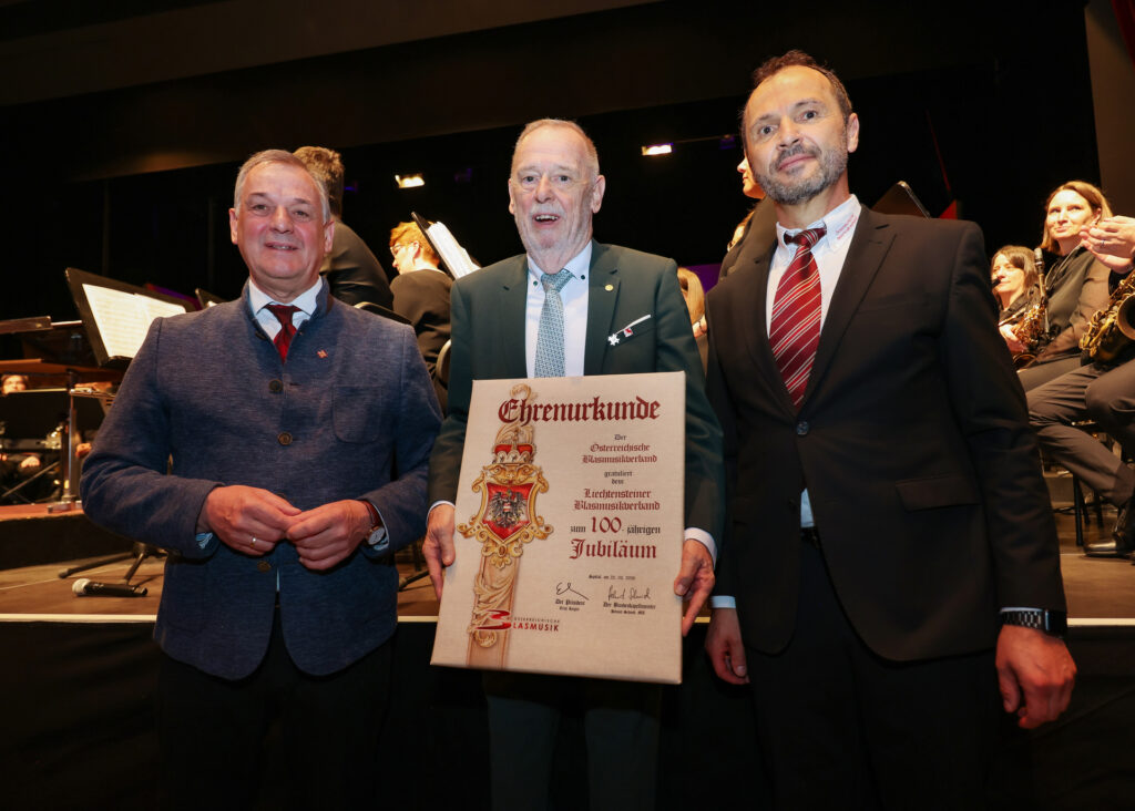 drei Herren mit grosser Ehrenurkunde