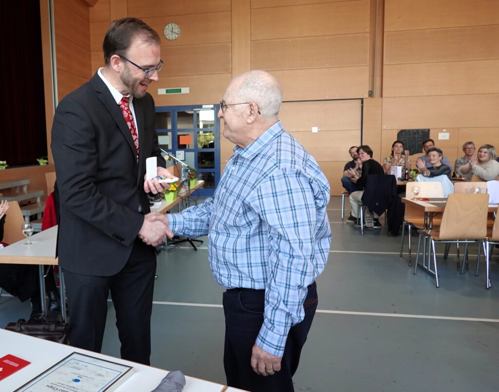 Antonio Crapa wird von einem Mann mit der CISM-Medaille ausgezeichnet