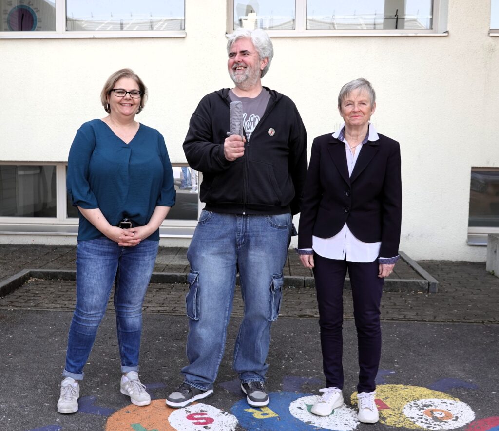 zwei Frauen flankieren einen Herren