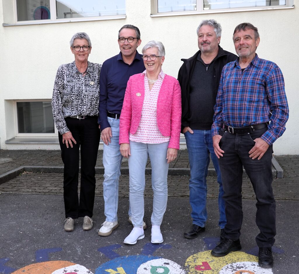 Zwei Kantonale Ehrenveteraninnen und drei Ehrenveteranen.