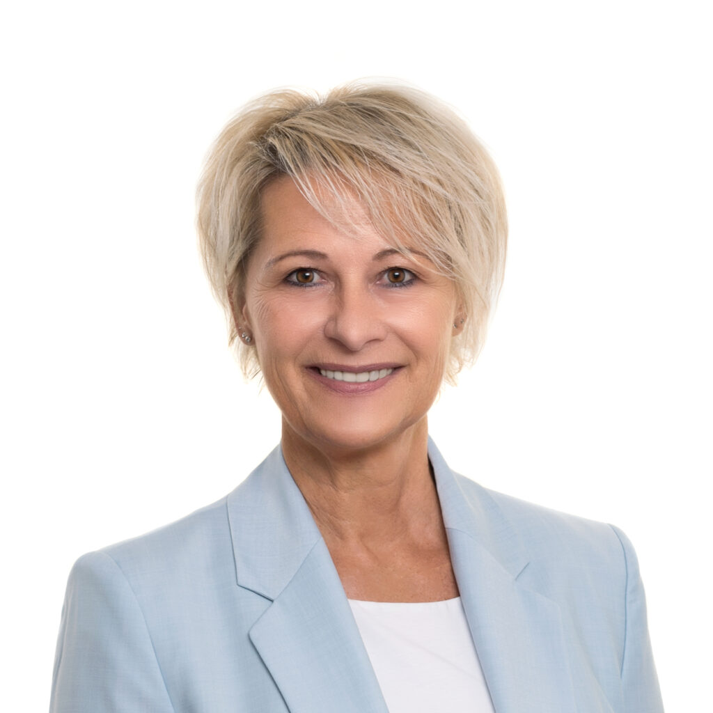 Porträt Nadja Günthör in hellblauem Blazer