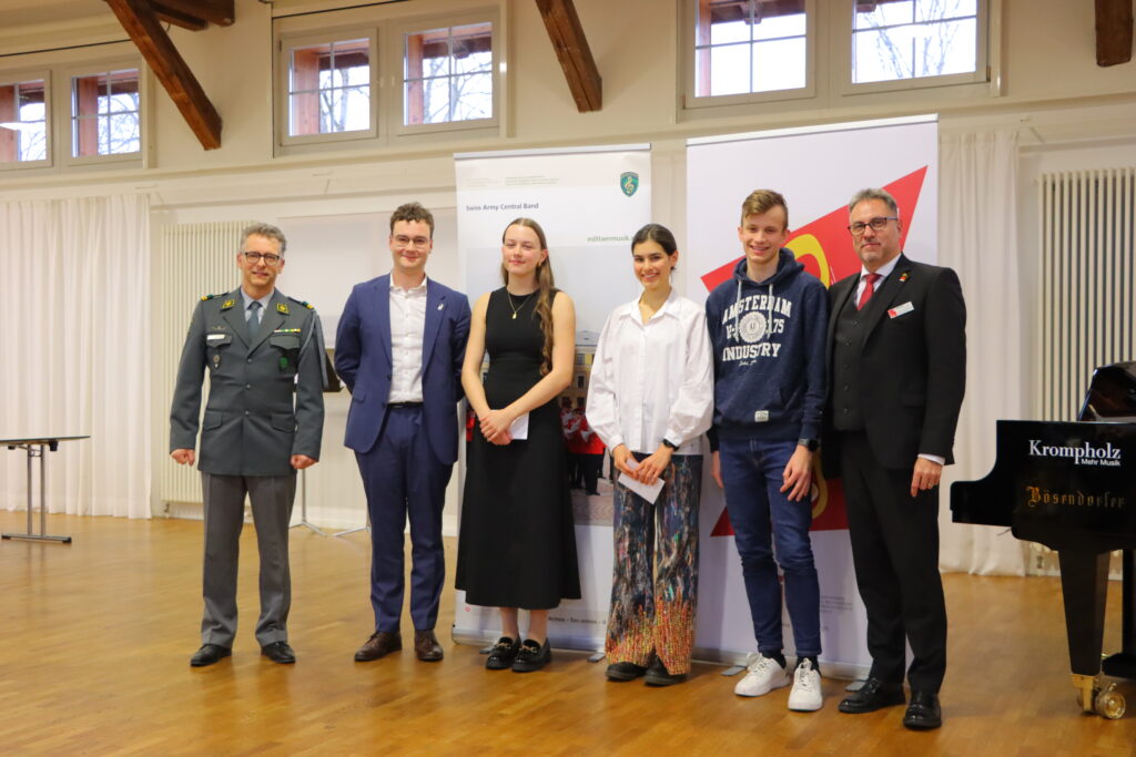 Les finalistes en compagnie de Philippe Monnerat et Michel Graf