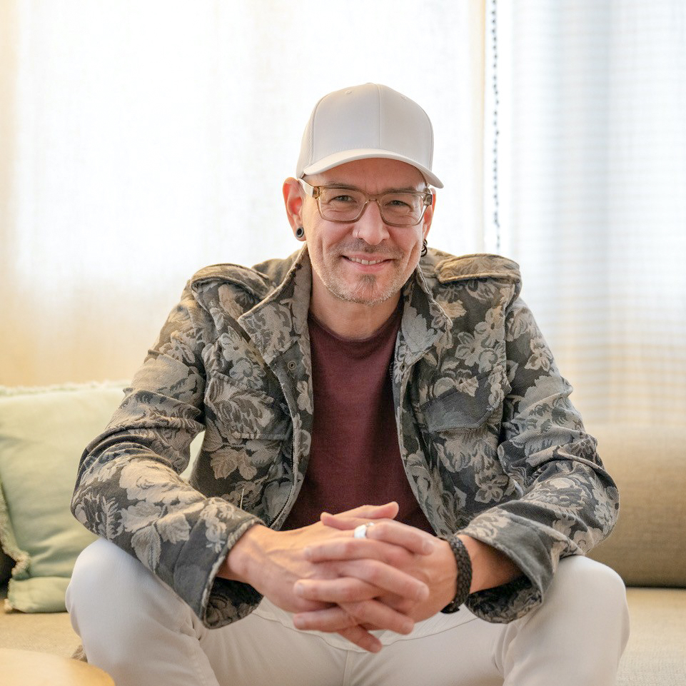 Matt Stämpfli seduto su un divano