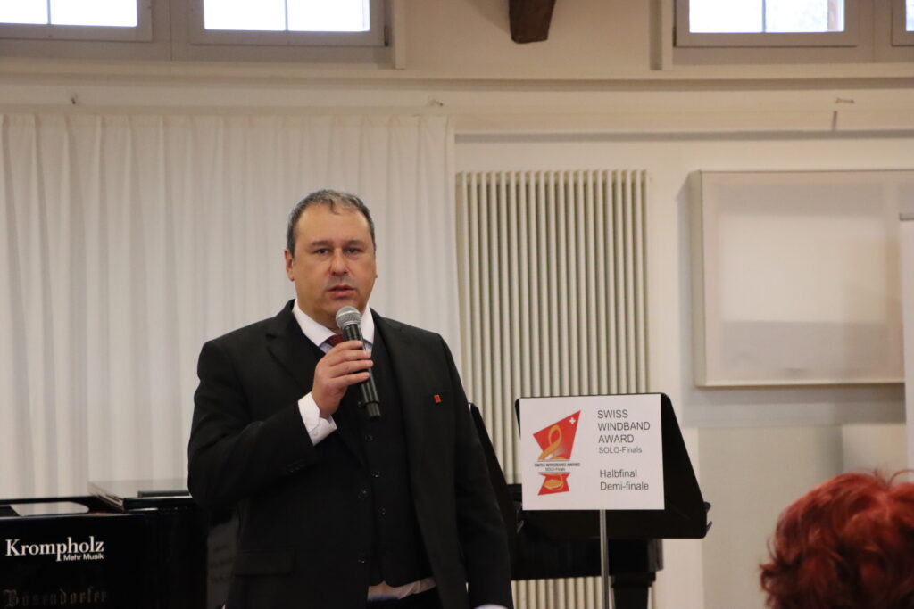 Fabrice Reuse am Mikrofon