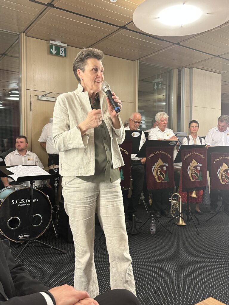 Sandra Felix et Chüelibach-Musikanten derrière elle.