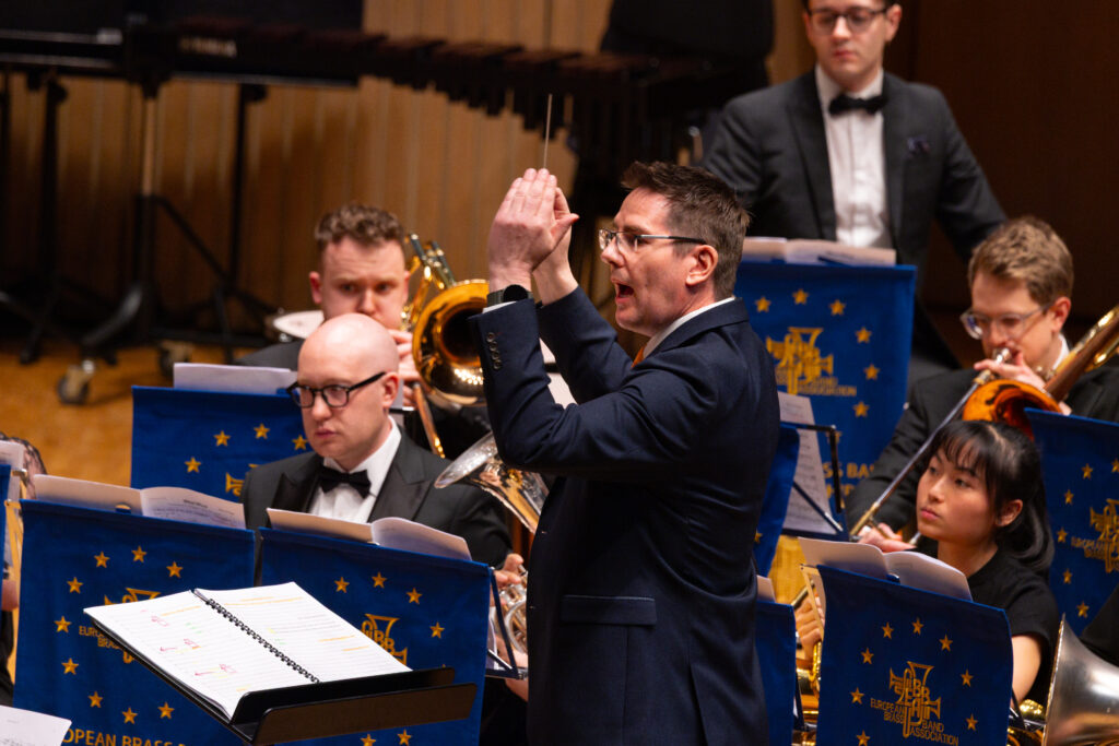 Brass Band et directeur sur scène