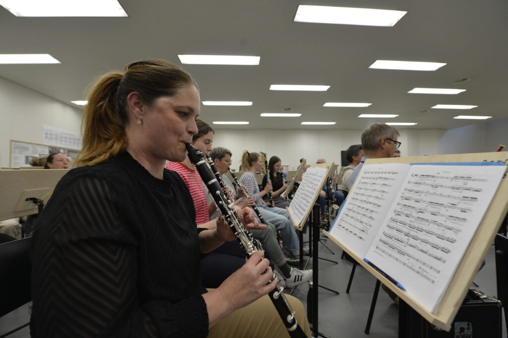 Michèle Schönbächler suona il clarinetto alla prova della società