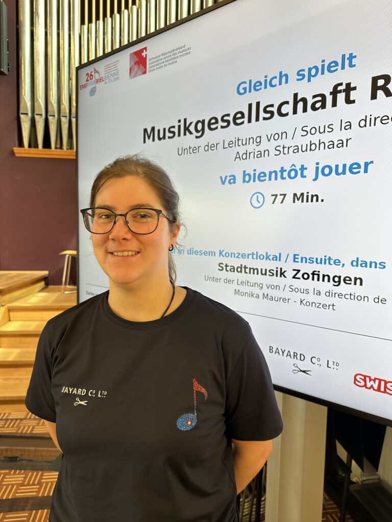 Nathalie Vicari vor der Leinwand eines Wettbewerbslokals am EMF26
