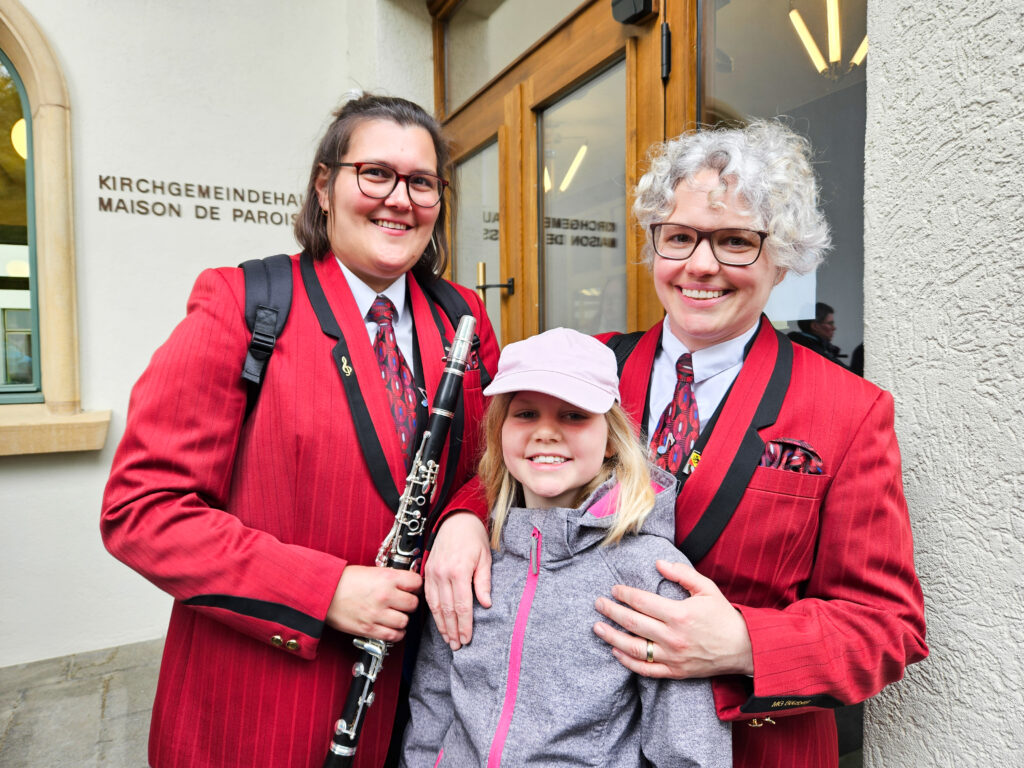 Andrea Meier (l.) und Barbara Berchtold, beide in roter Uniform, und vorne Barbaras Tochter Michelle