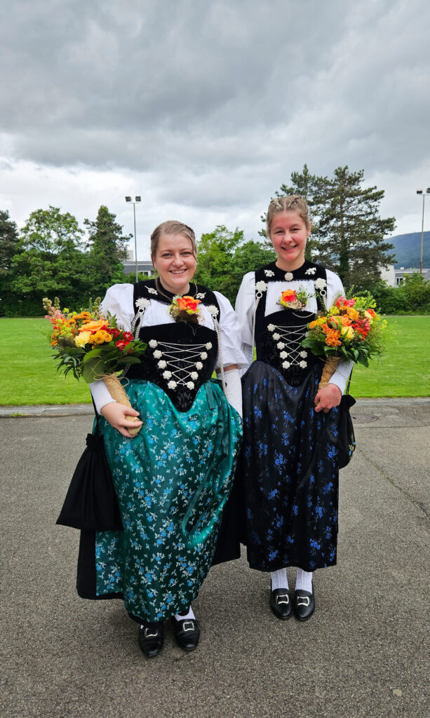 zwei junge Damen in der Berner Sonntagstracht