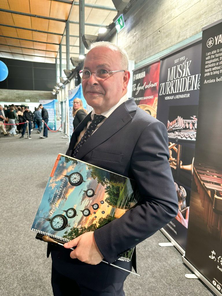 Franco Cesarini mit der Partitur in den Händen