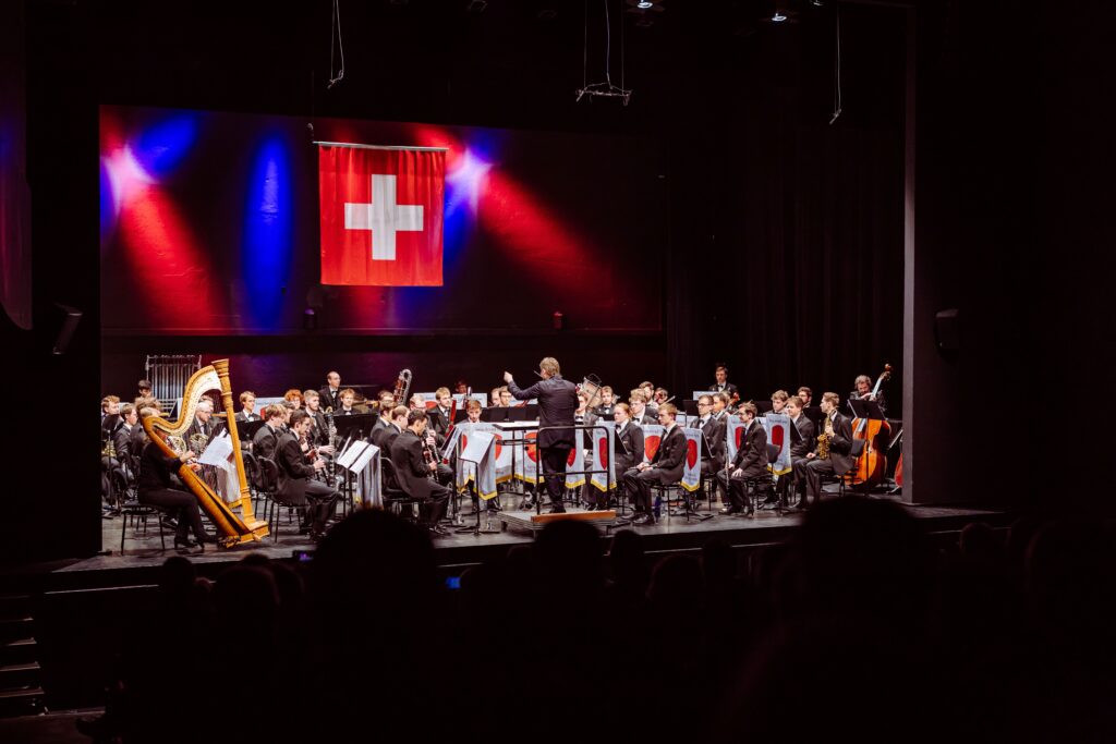 Symphonisches Blasorchester Schweizer Armeespiel auf der NEBIA-Bühne