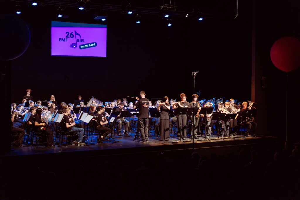 Youth Band con un settetto in piedi sul palco