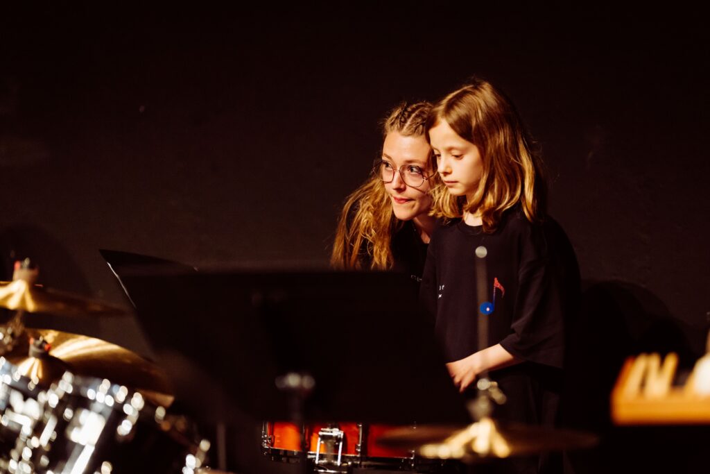 Jessica Wipfli sostiene un giovane percussionista