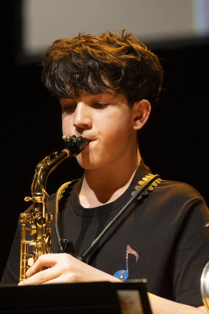 Alexander suona il sassofono contralto