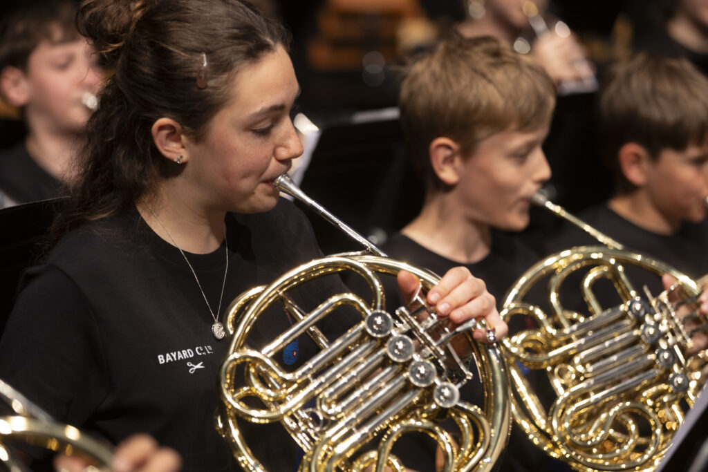 Mathea suona il corno