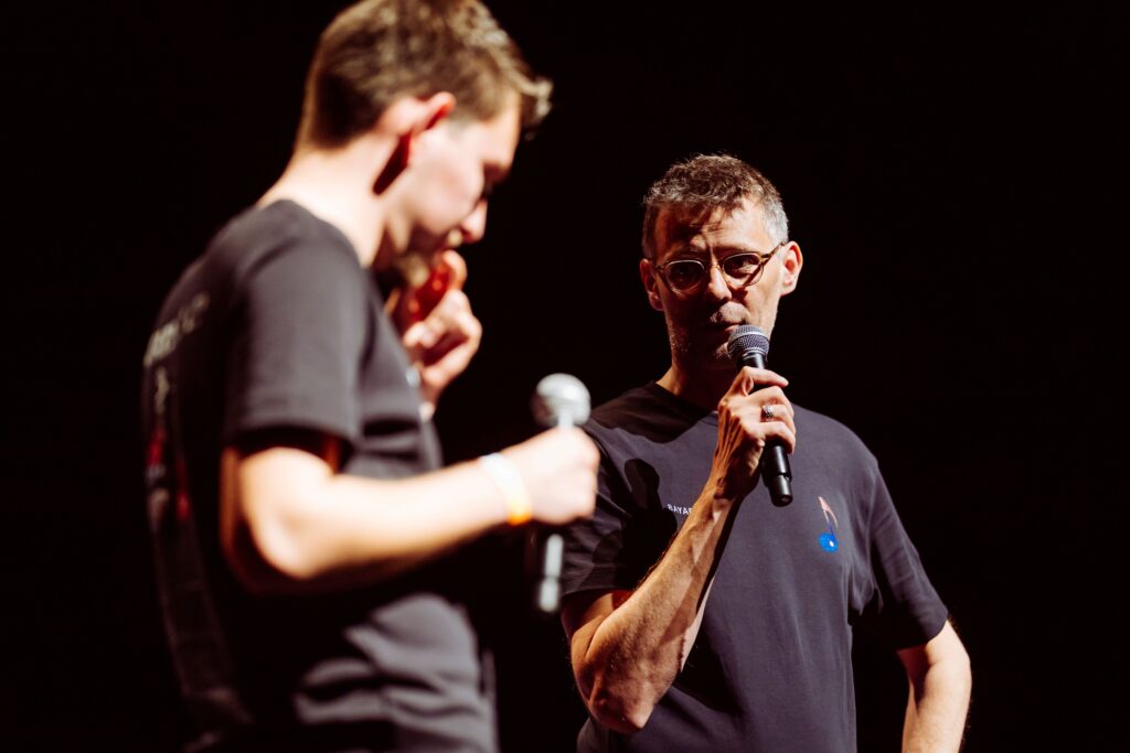 Greg durante l'intervista sul palco, insieme al moderatore