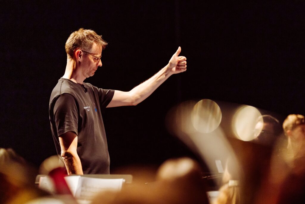 Gregory Heiniger alza il pollice e sorride alla Youth Band