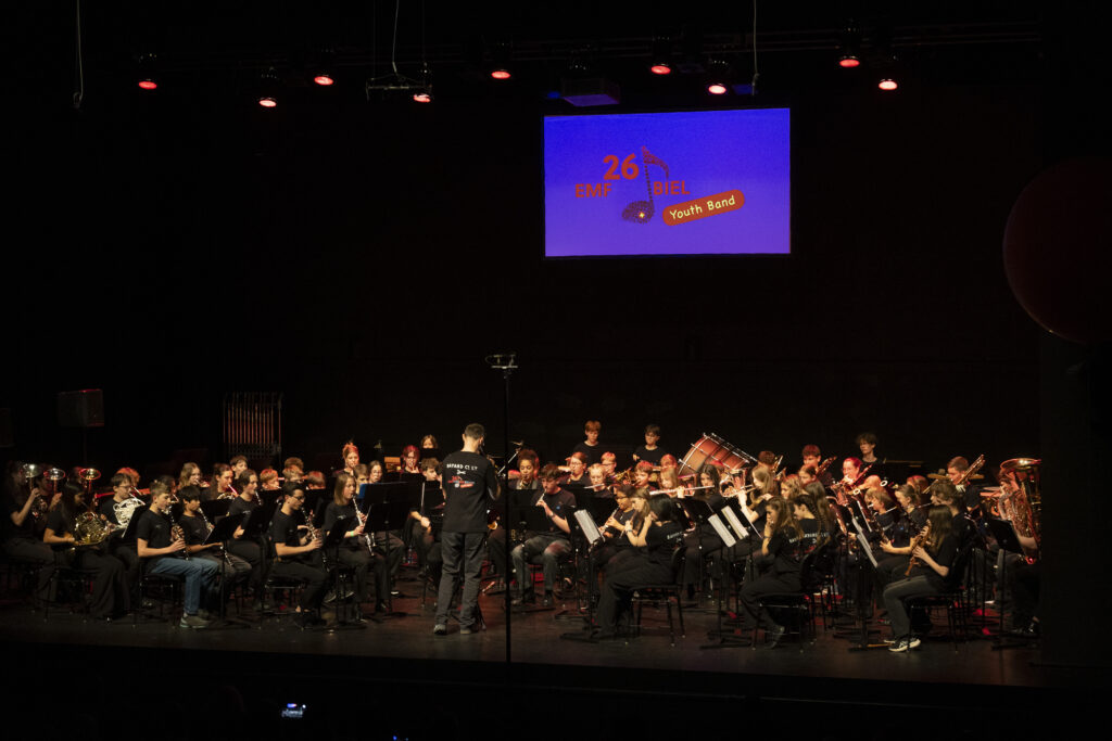 Youth Band stehend auf der Bühne nimmt tobenden Applaus des Publikums entgegen