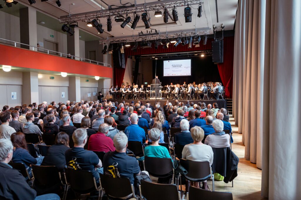 Volles Volkshaus während den Konzertvorträgen