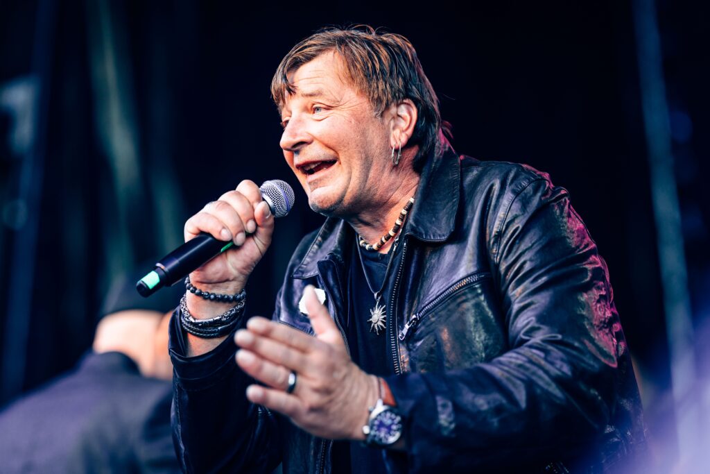 George singt ins Mikrofon