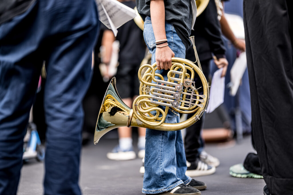 Un jeune musicien avec un cor d'harmonie