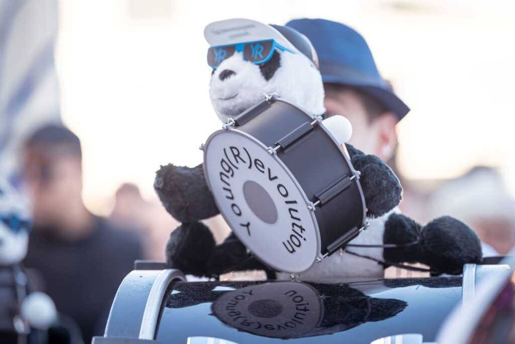 Das Maskottchen von Young(R)evolution - ein Pandabär mit Pauke