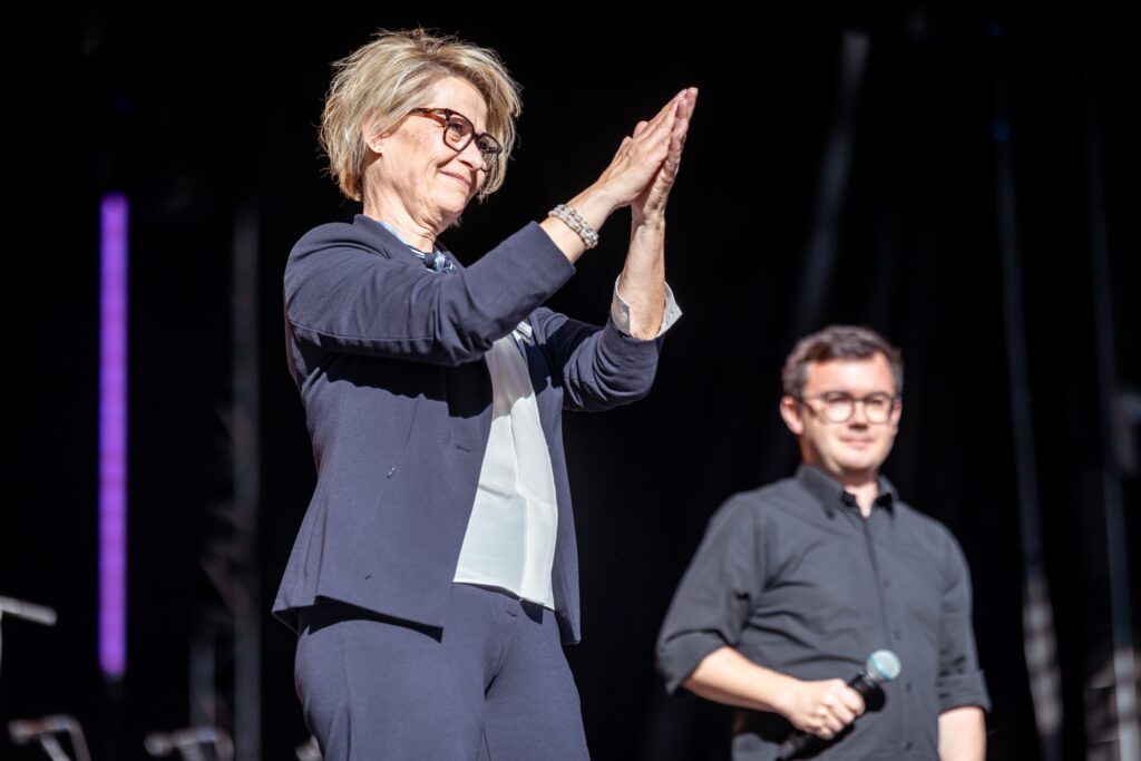 Nadja Günthör bedankt sich mit gefalteten Händen beim Publikum