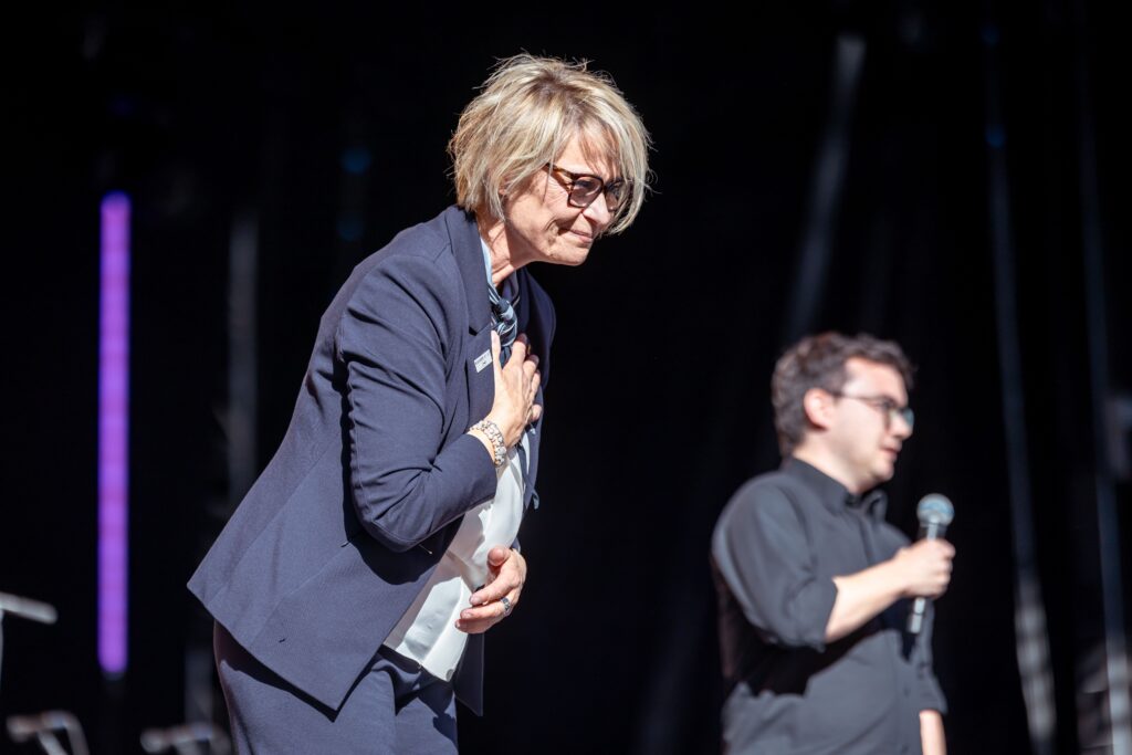 Nadja Günthör verneigt sich vor dem Publikum