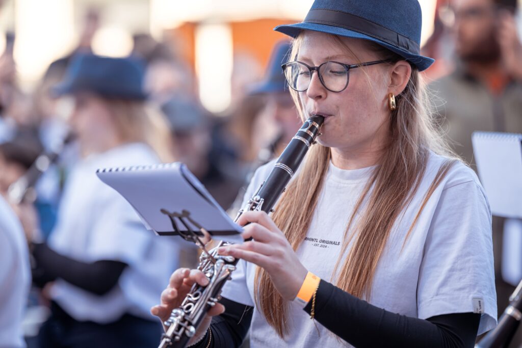 Eine Klarinettistin von Young(R)evolution beim Spielen