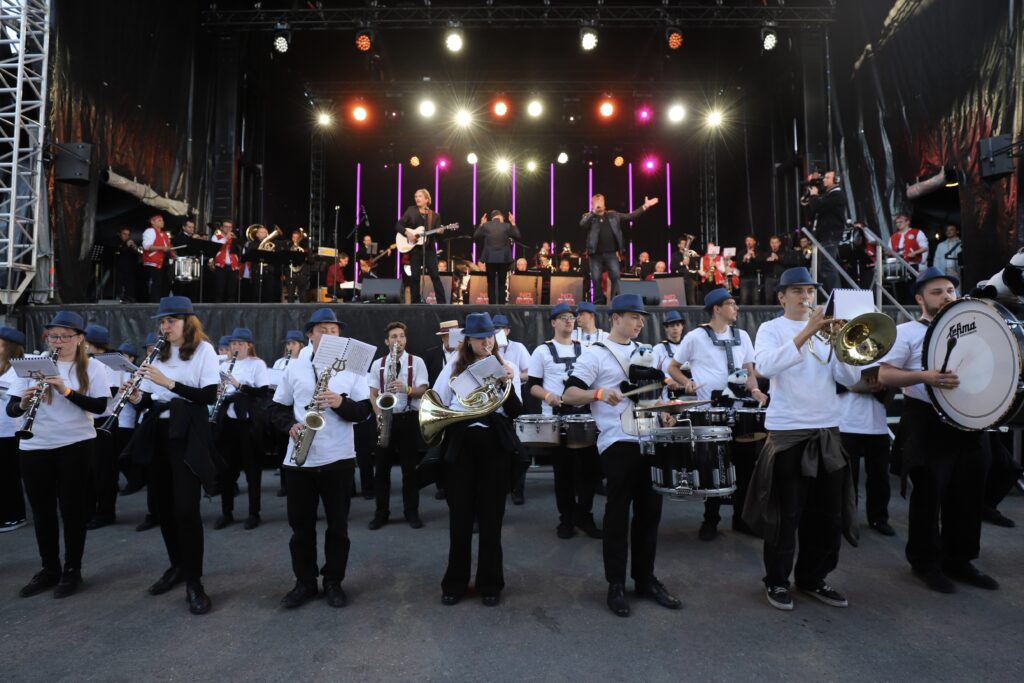 Die Young(R)evolution auf dem Rheintal an der Schlussfeier auf der Esplanade am EMF Biel