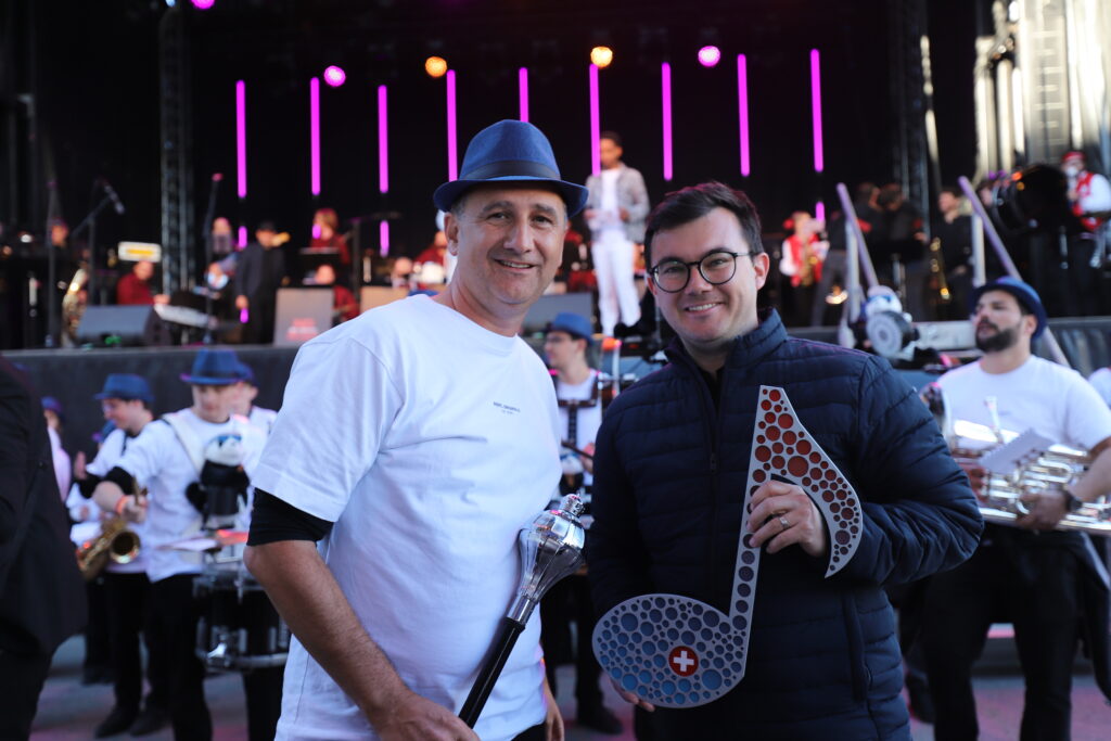 Patrick Bichler und Simon Büchel nach der Stabübergabe am EMF26 in Biel