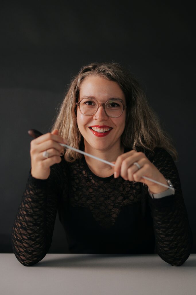 Julia Wyser mit Taktstock