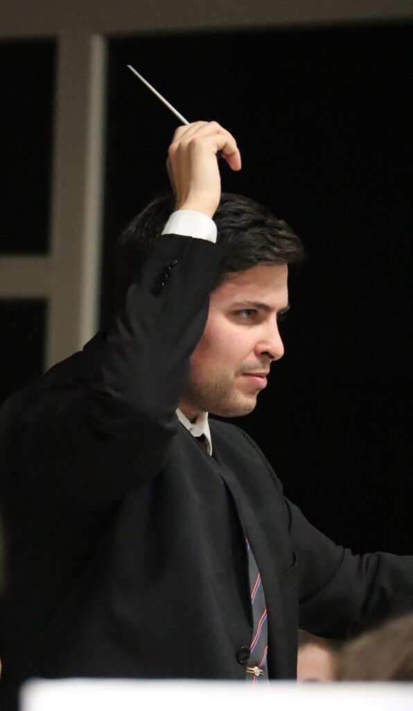 António Novais mit erhobener Hand in der er den Taktstock hält