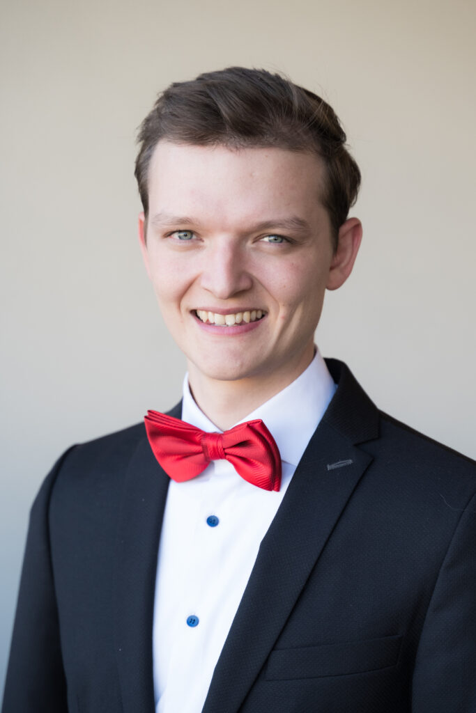 Luca Belz mit Konzertanzug und roter Fliege