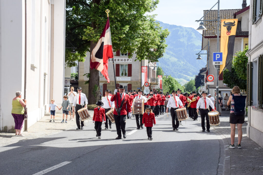 Die Feldmusik Sarnen marschiert durch die Strassen von Sarnen