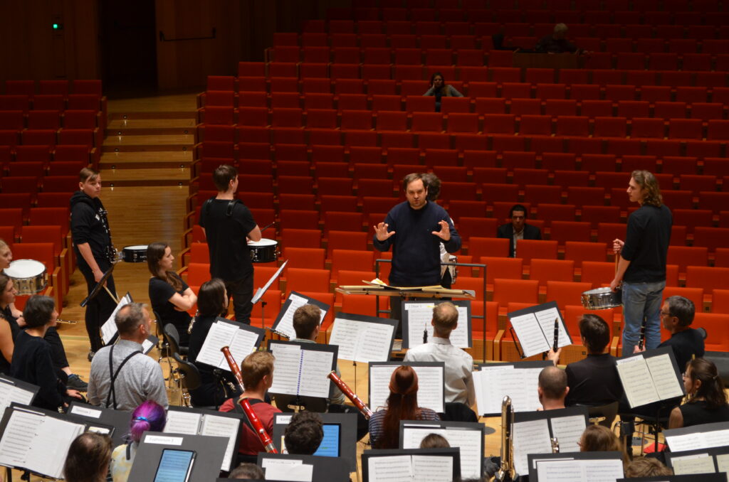 Andrea Barizza con la Dresdner Bläserphilharmonie e dei giovani percussionisti