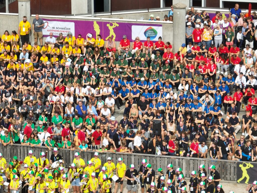 Publikum in farbingen T-Shirts in der OLMA-Arena