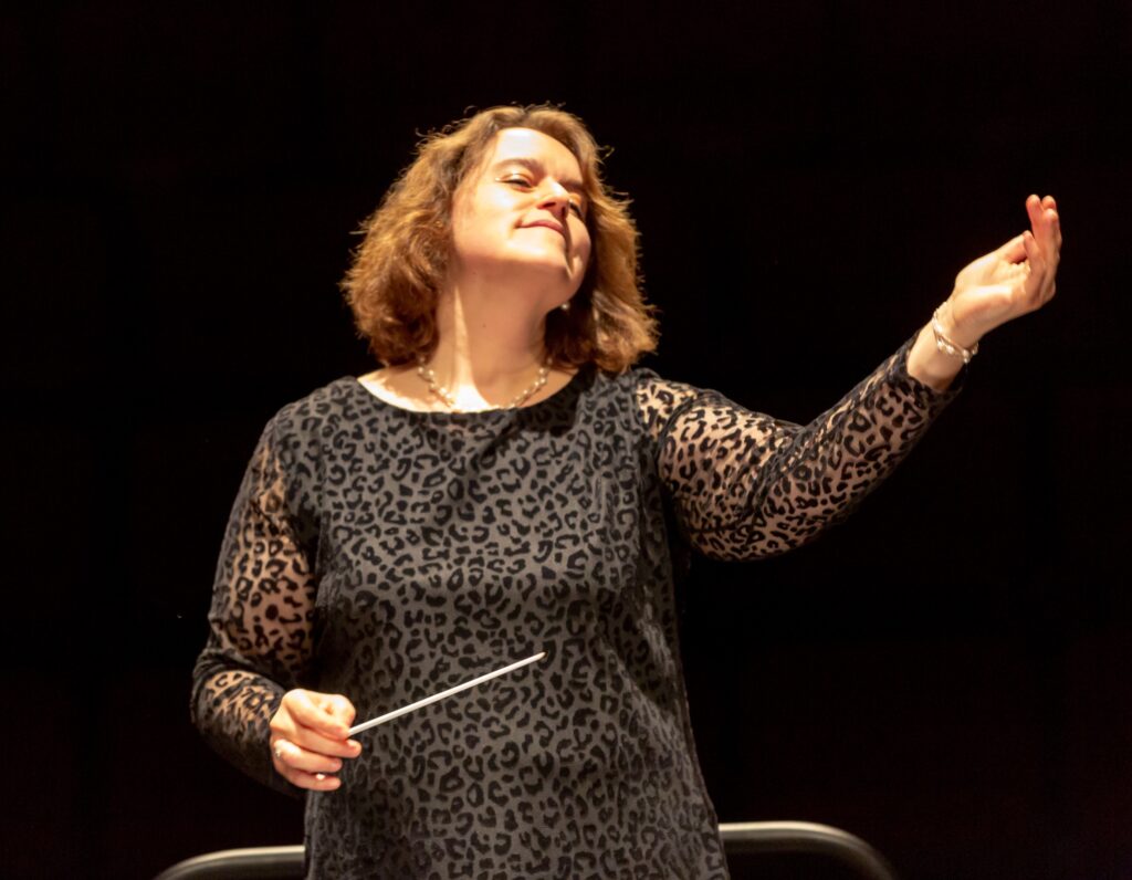 Annick Villanueva beim Dirigieren