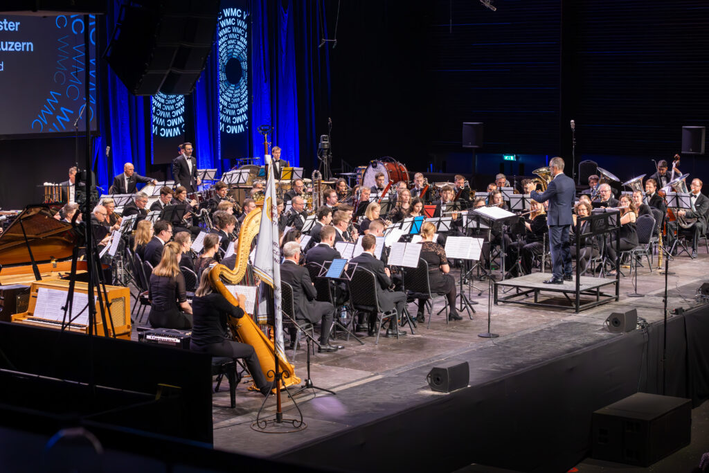Orchestra di fiati Stadtmusik di Lucerna in azione sul palco