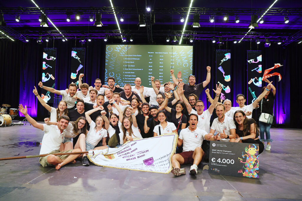Foto di gruppo della BB 13 Etoiles mentre festeggia il titolo mondiale