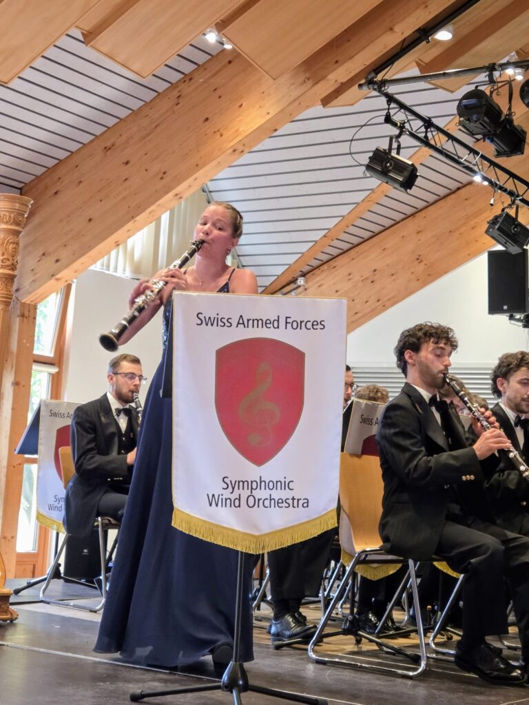 Corine Schnyder à la clarinette, accompagnée par l'Orchestre symphonique à vents de la Fanfare d'armée suisse