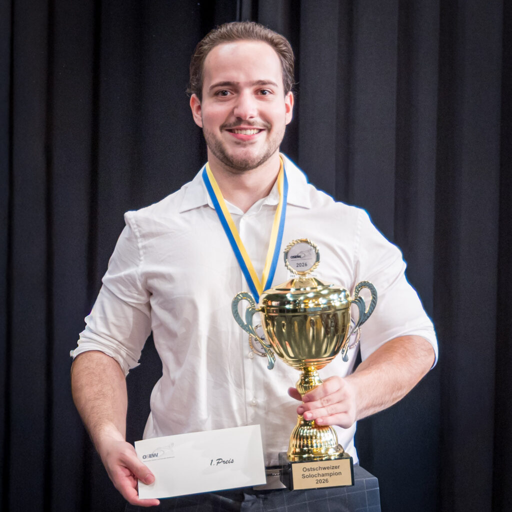 Luca Bodmer mit Pokal und Couvert in den Händen