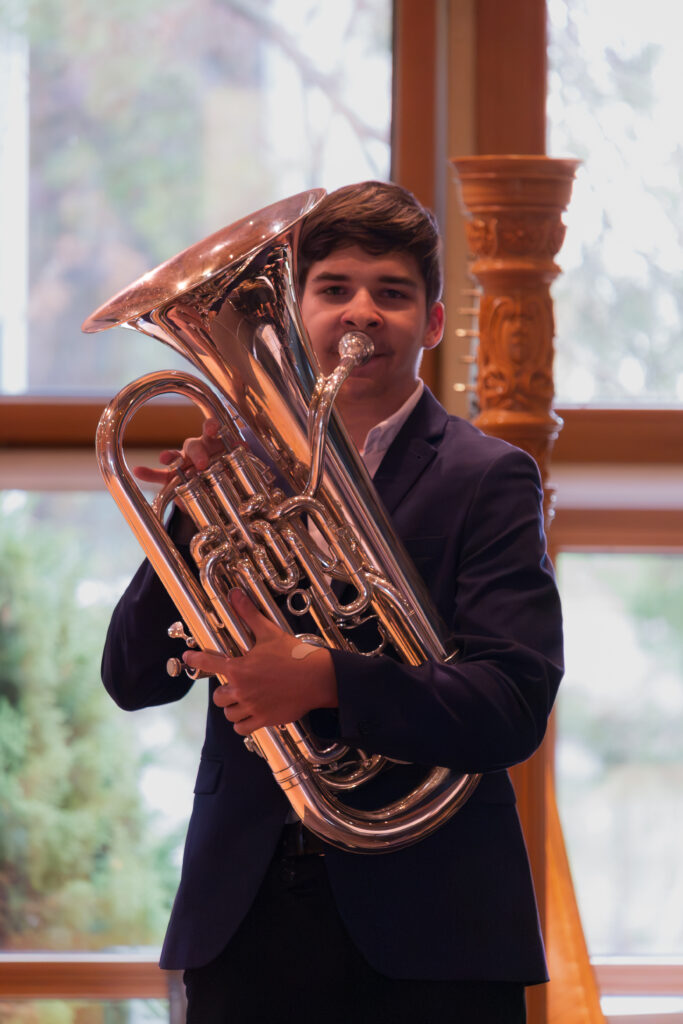 Jeune homme à l'euphonium