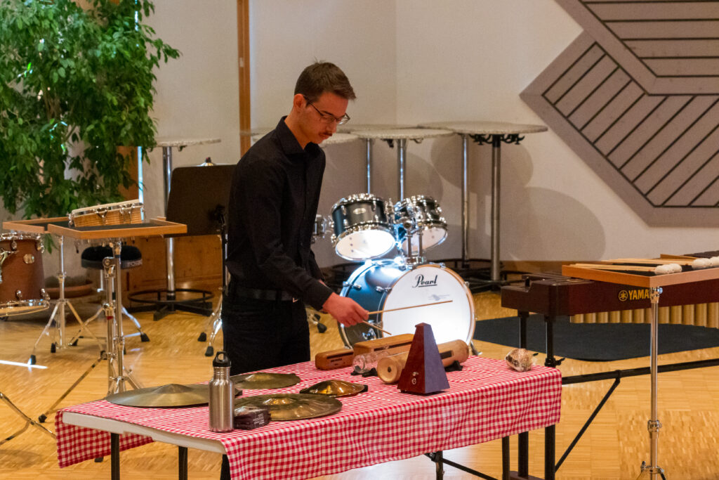 Jeune homme à la percussion
