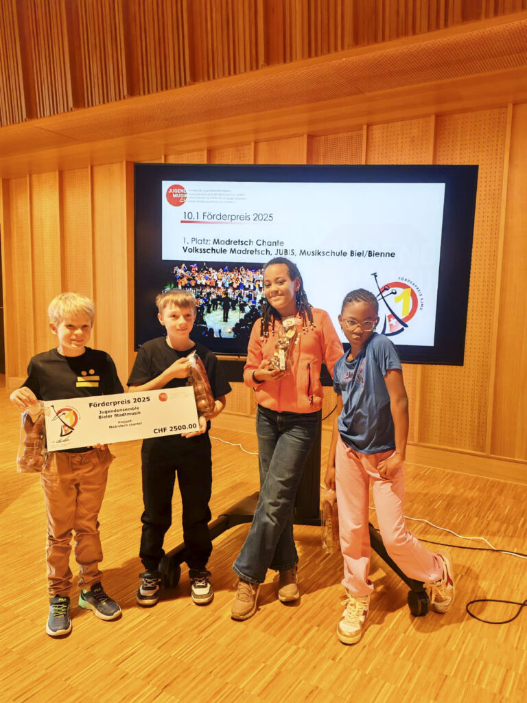 Madretsch Chante - das Gewinnerprojekt des SJMV-Förderpreises 2025 bei der Preisübergabe mit vier Kindern