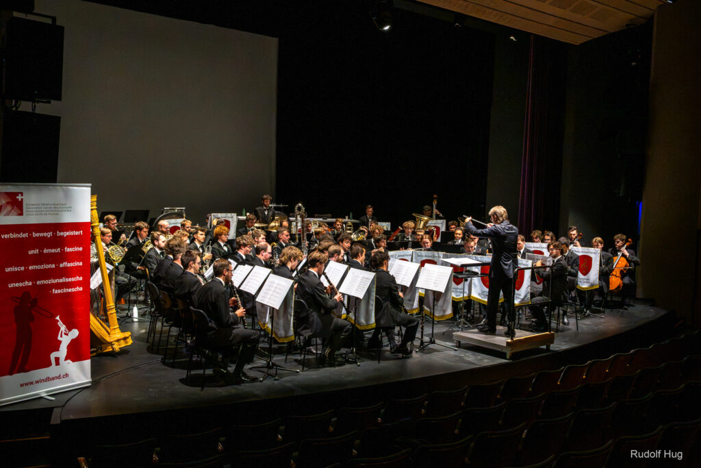 L'Orchestre symphonique à vents de la Fanfare d'armée suisse sur scène