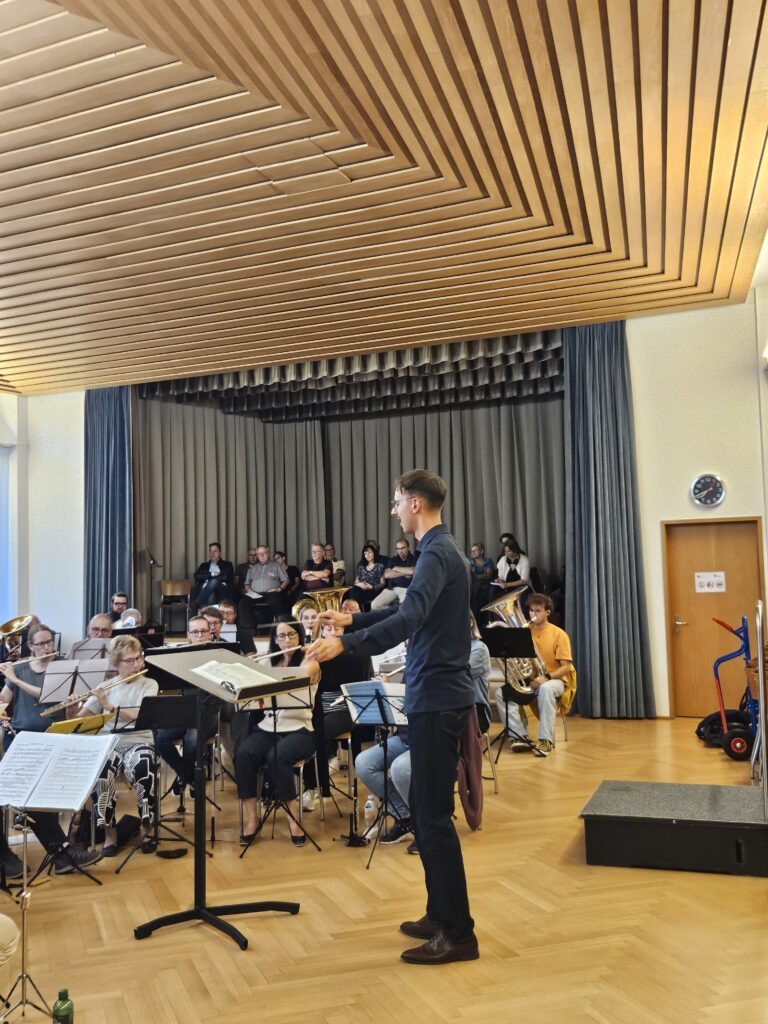 Vue sur le WindOrchestra Baden Wettingen et le public
