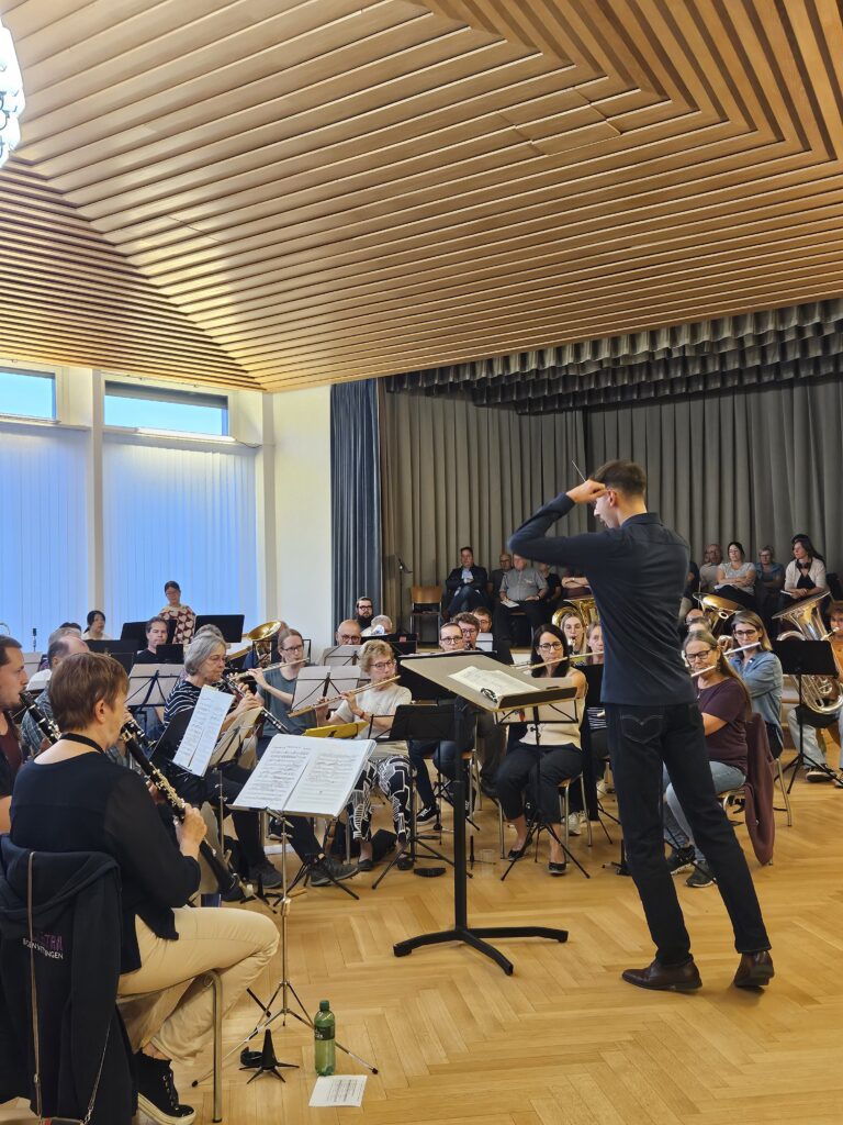WindOrchestra Baden Wettingen, dirigé par Lukas Niederhauser