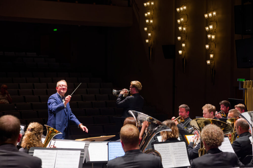 Le Brass Band Emmental sur la scène du Kurtheater avec son directeur, Jan Müller